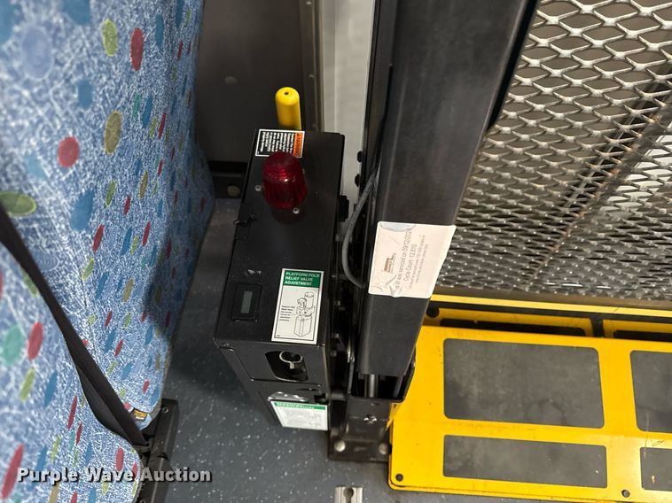 image for item ED4406 2017 Ford E450 shuttle bus