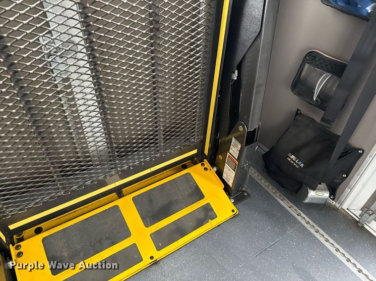 image for item ED4406 2017 Ford E450 shuttle bus