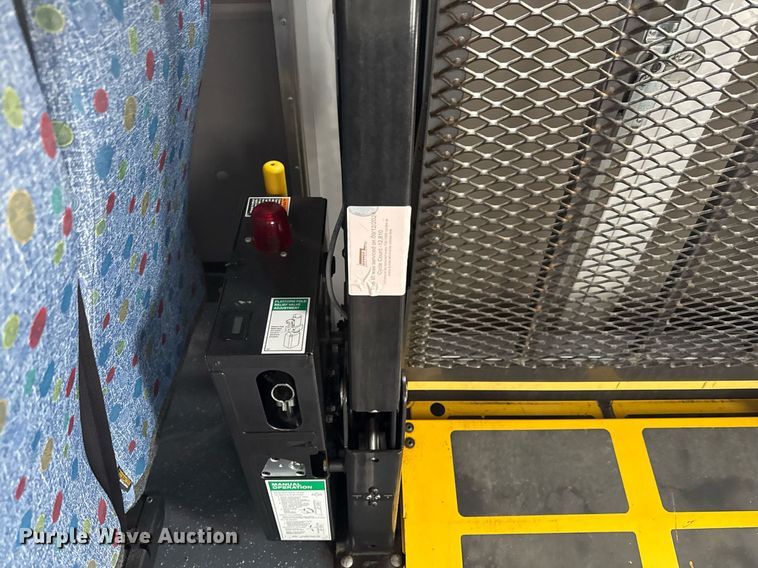 image for item ED4406 2017 Ford E450 shuttle bus