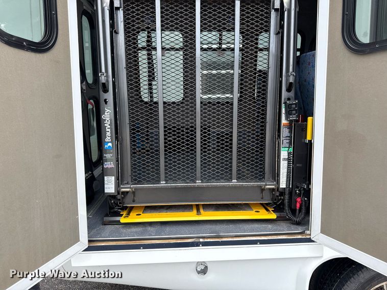 image for item ED4406 2017 Ford E450 shuttle bus