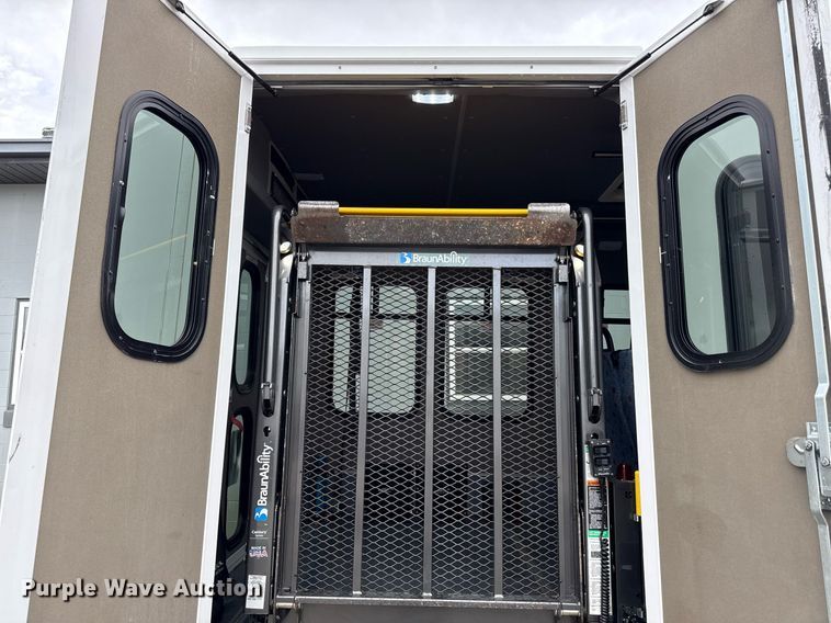 image for item ED4406 2017 Ford E450 shuttle bus