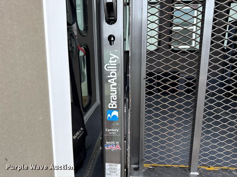 image for item ED4406 2017 Ford E450 shuttle bus