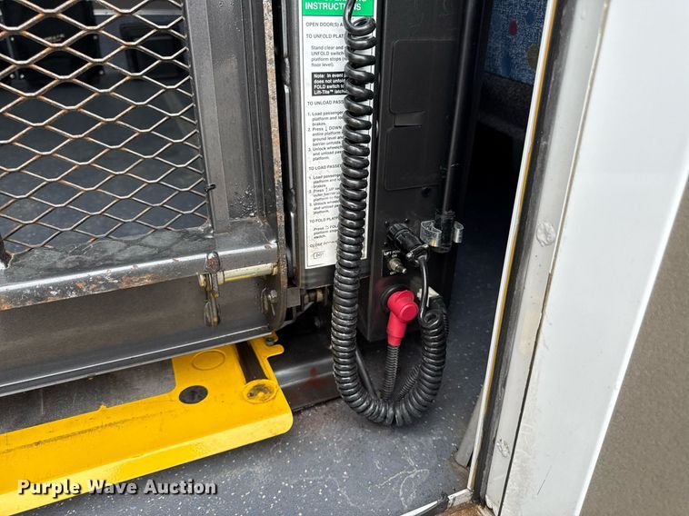 image for item ED4406 2017 Ford E450 shuttle bus