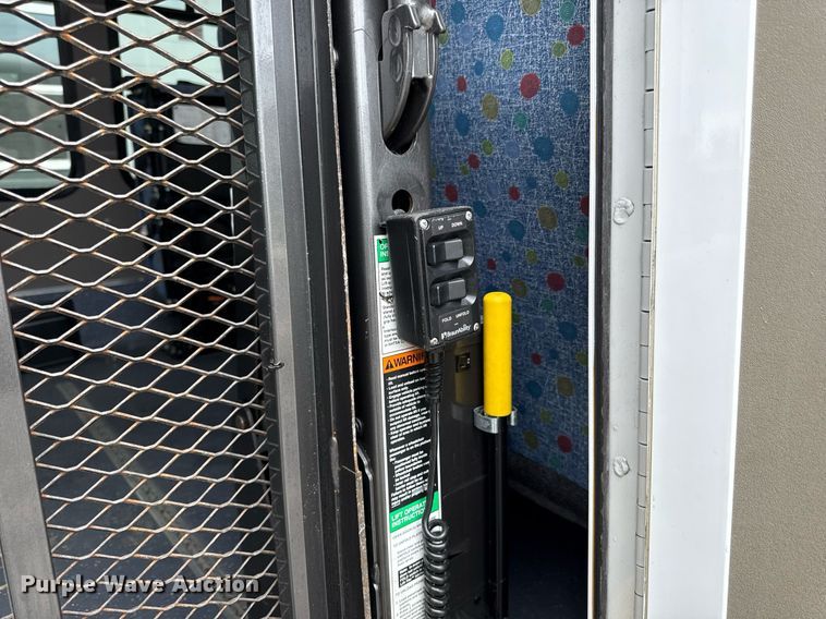 image for item ED4406 2017 Ford E450 shuttle bus