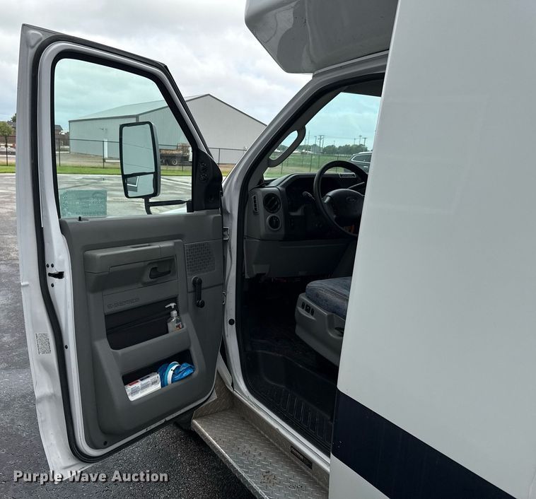 image for item ED4406 2017 Ford E450 shuttle bus