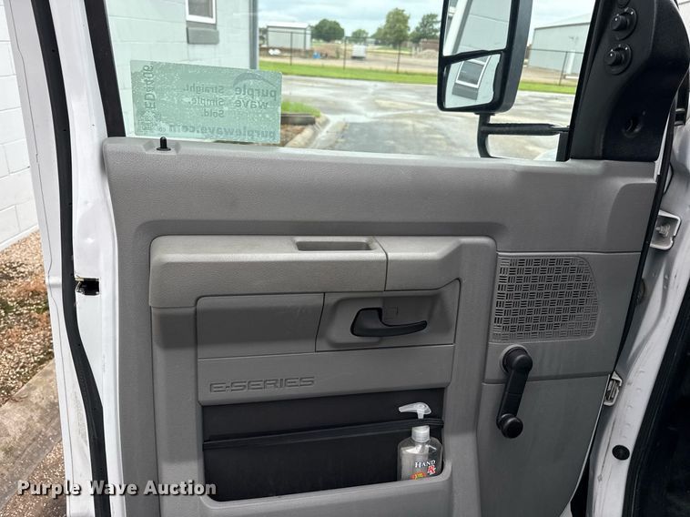 image for item ED4406 2017 Ford E450 shuttle bus