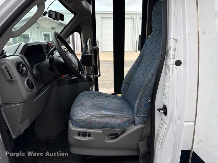 image for item ED4406 2017 Ford E450 shuttle bus