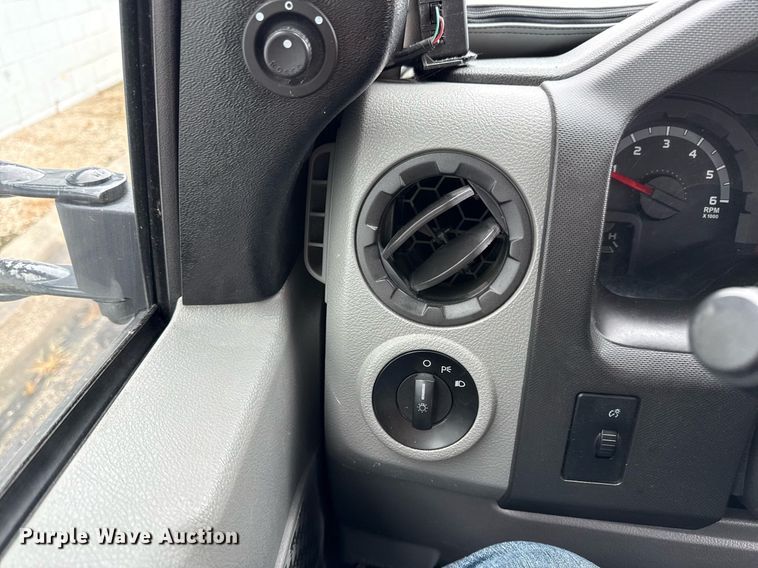 image for item ED4406 2017 Ford E450 shuttle bus