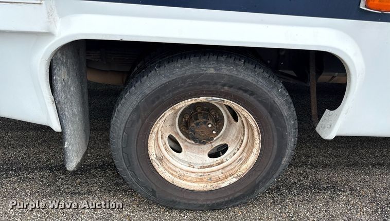 image for item ED4406 2017 Ford E450 shuttle bus