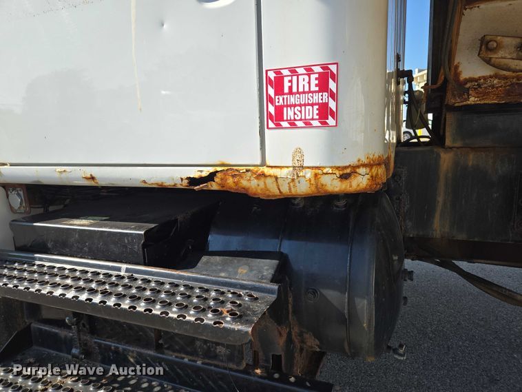 image for item EF1955 2000 International 4900 dump truck