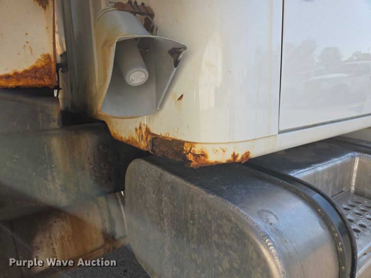 image for item EF1955 2000 International 4900 dump truck