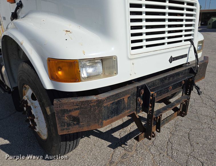 image for item EF1955 2000 International 4900 dump truck