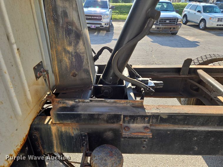 image for item EF1955 2000 International 4900 dump truck