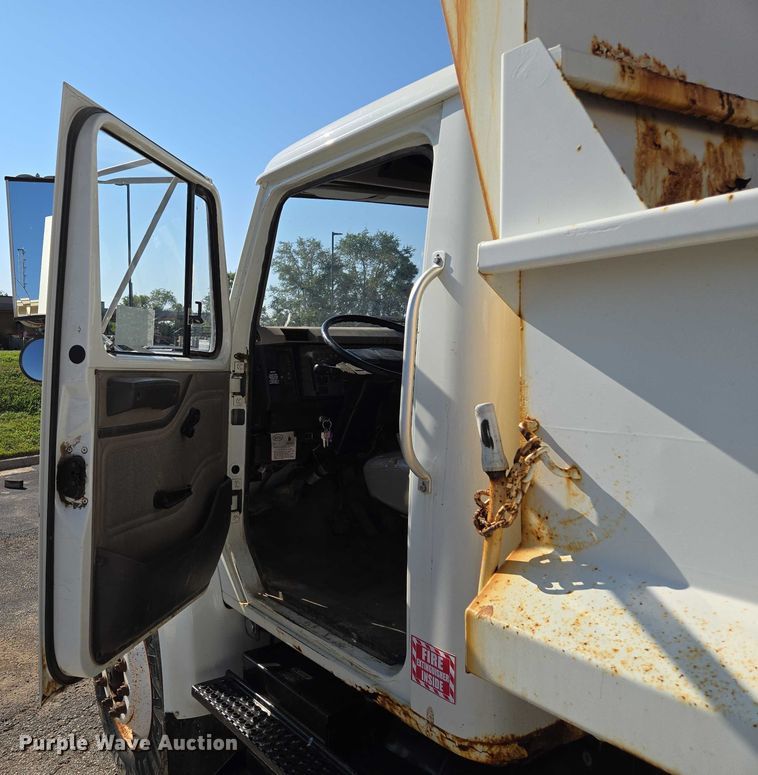 image for item EF1955 2000 International 4900 dump truck