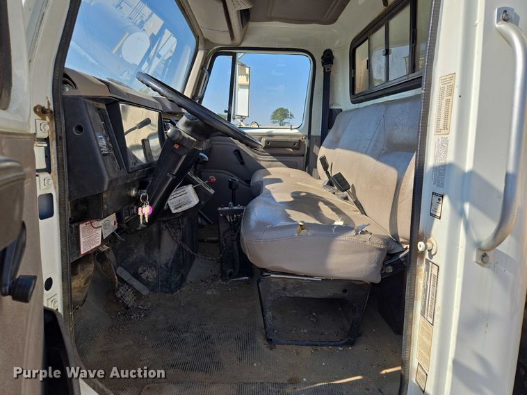 image for item EF1955 2000 International 4900 dump truck