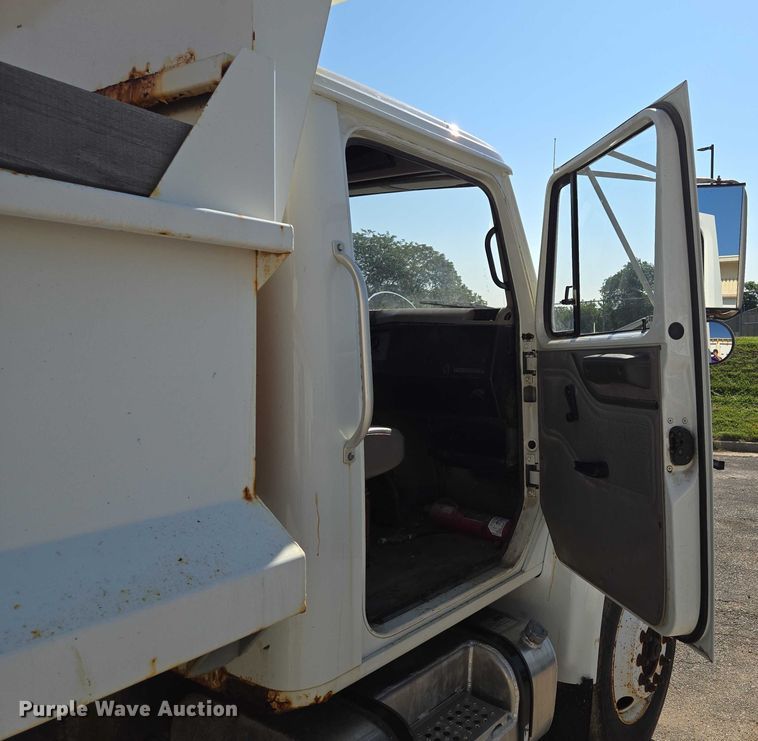 image for item EF1955 2000 International 4900 dump truck