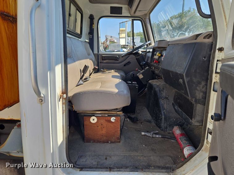 image for item EF1955 2000 International 4900 dump truck