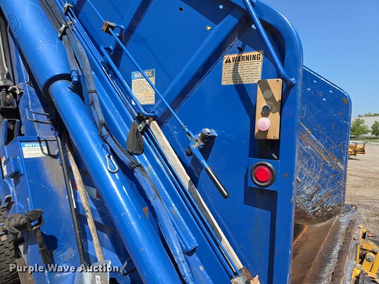 image for item EF3800 2013 Mack LEU612 refuse truck