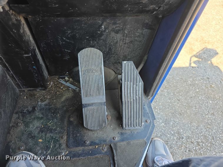 image for item EF3800 2013 Mack LEU612 refuse truck