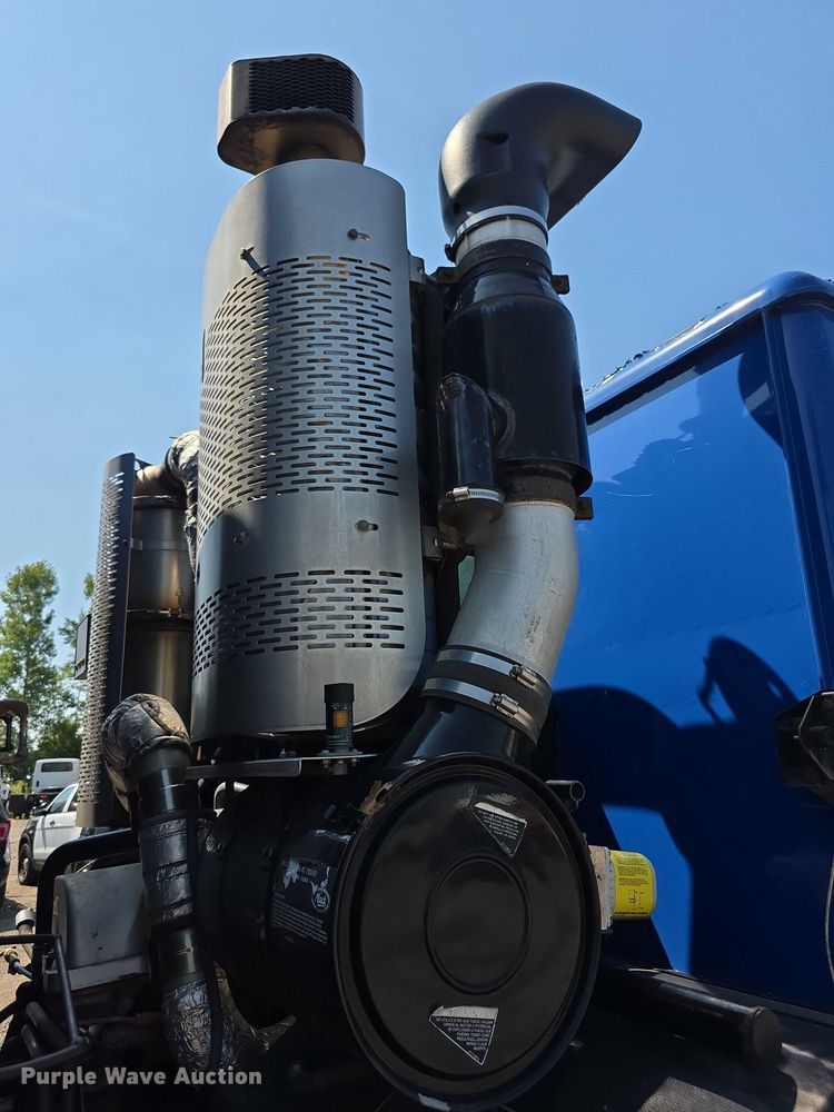 image for item EF3800 2013 Mack LEU612 refuse truck