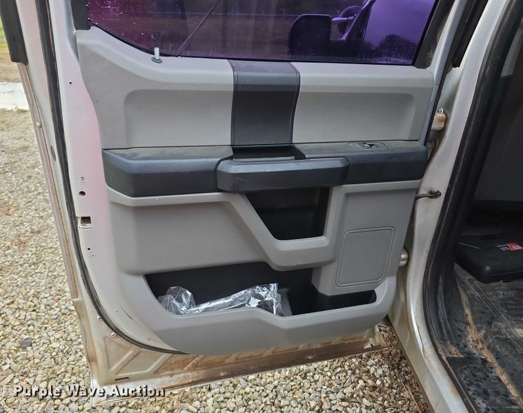 image for item EF3865 2016 Ford  F150 XL SuperCrew pickup truck