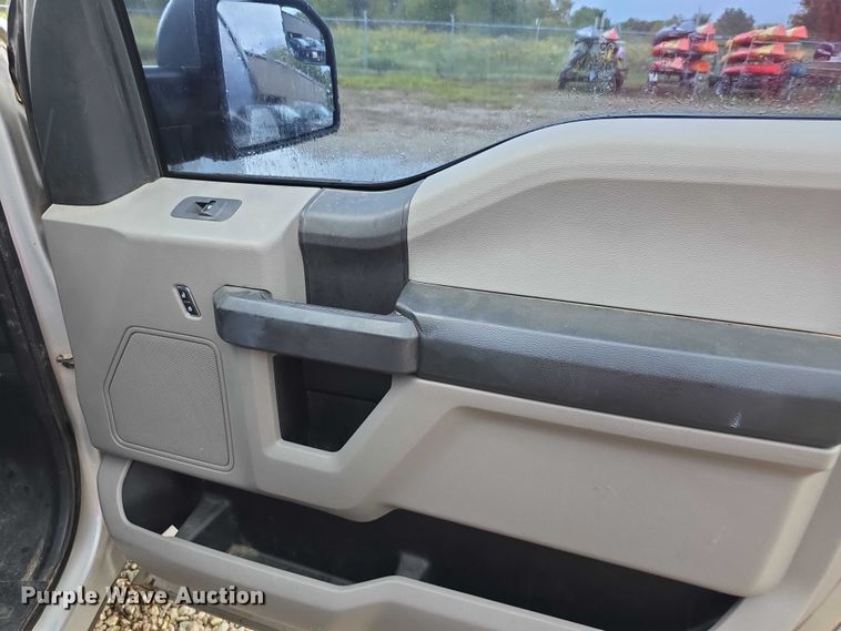 image for item EF3865 2016 Ford  F150 XL SuperCrew pickup truck