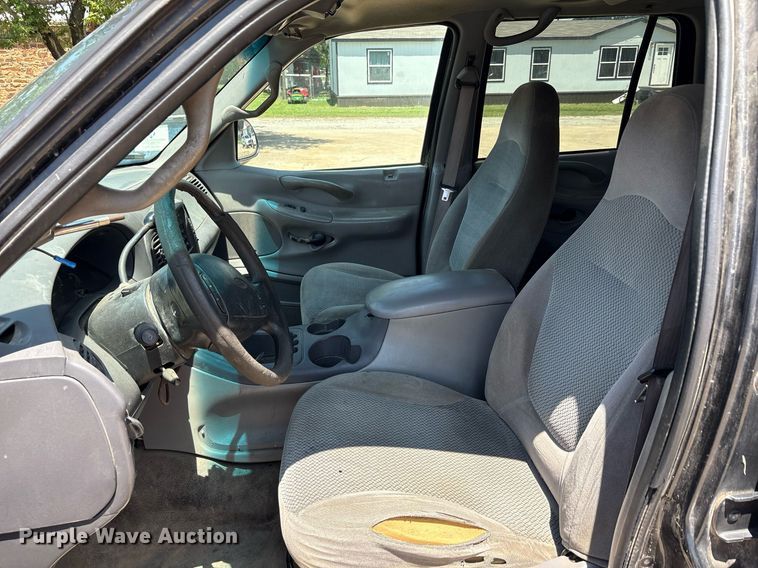 image for item EG8136 2001 Ford Expedition XLT SUV