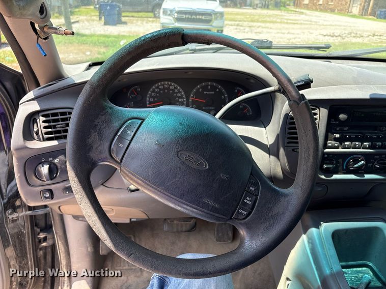 image for item EG8136 2001 Ford Expedition XLT SUV