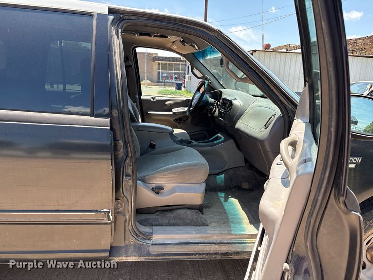 image for item EG8136 2001 Ford Expedition XLT SUV