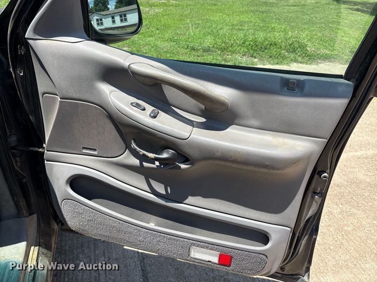 image for item EG8136 2001 Ford Expedition XLT SUV