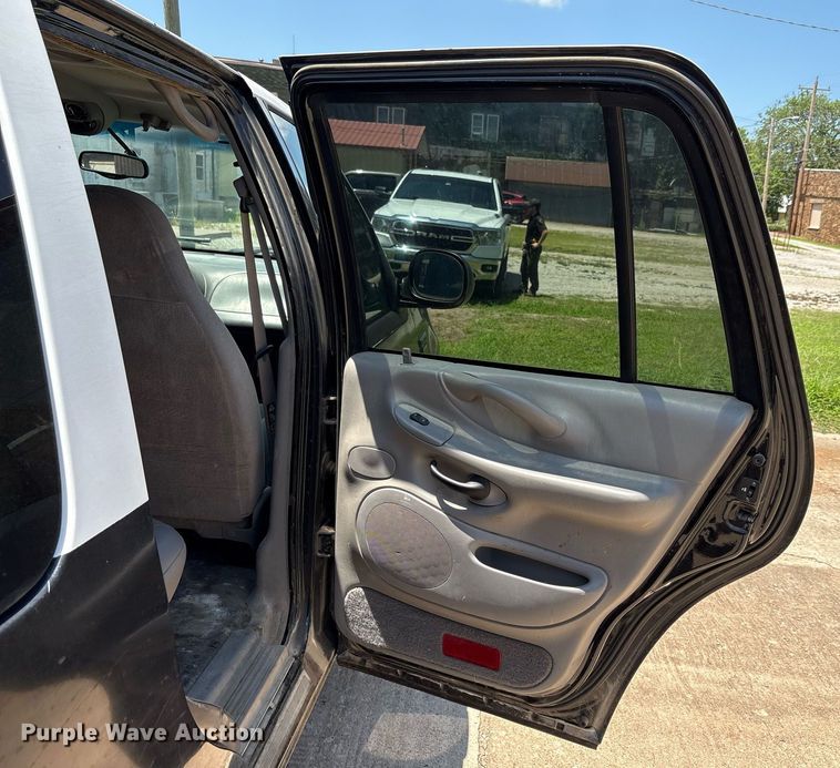 image for item EG8136 2001 Ford Expedition XLT SUV