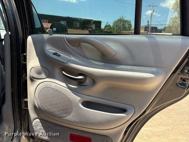 image for item EG8136 2001 Ford Expedition XLT SUV