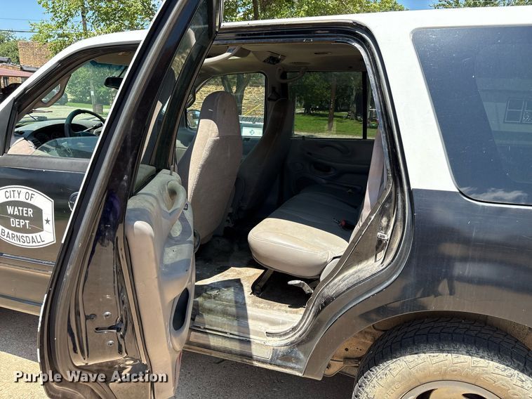 image for item EG8136 2001 Ford Expedition XLT SUV