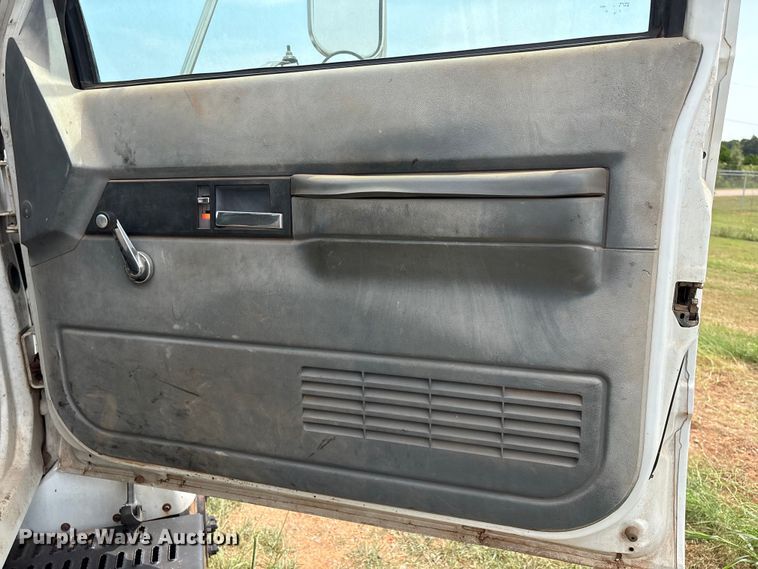 image for item EM0653 2000 GMC C6500 dump truck