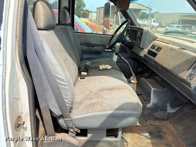 image for item EM0653 2000 GMC C6500 dump truck