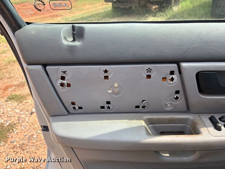 image for item EM0656 2004 Ford Taurus LX 