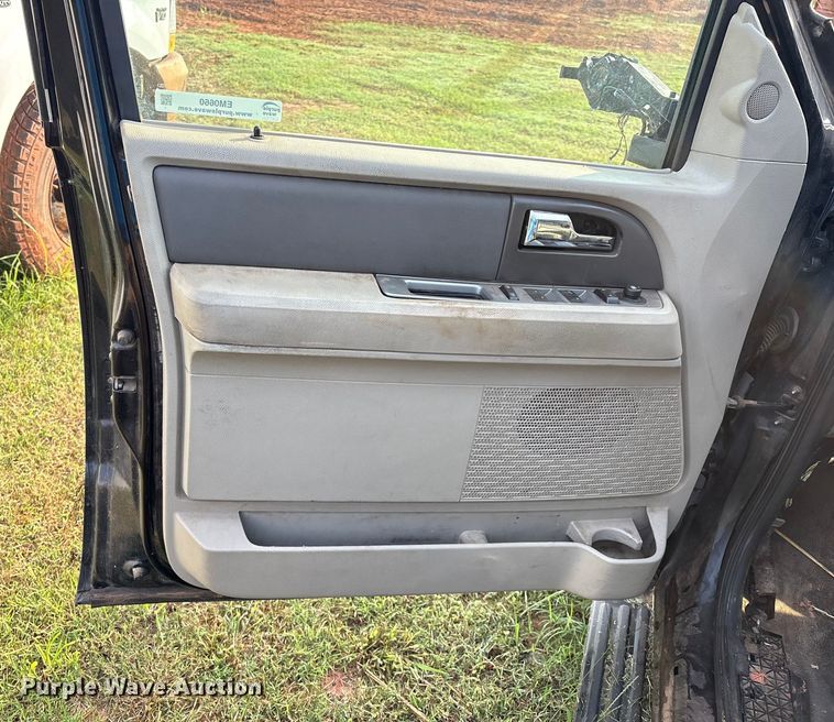 image for item EM0660 2010 Ford Expedition XLT SUV