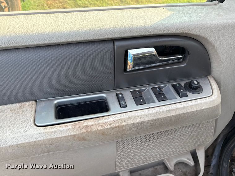 image for item EM0660 2010 Ford Expedition XLT SUV