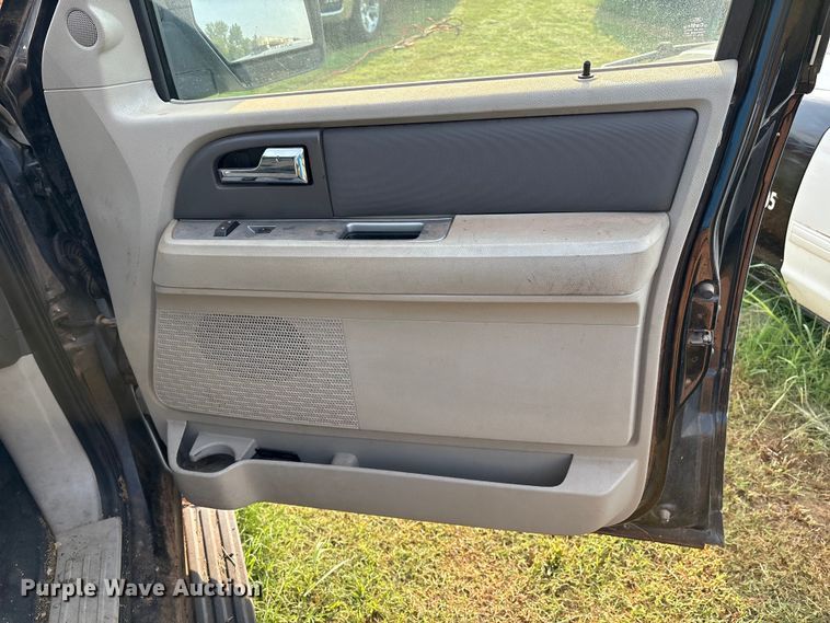 image for item EM0660 2010 Ford Expedition XLT SUV