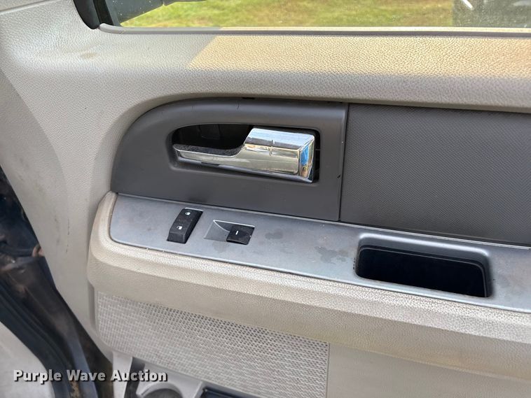 image for item EM0660 2010 Ford Expedition XLT SUV