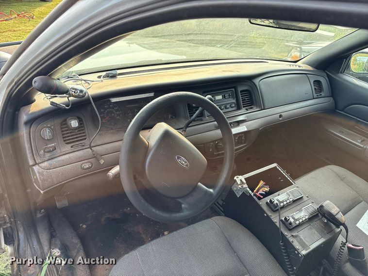 image for item EM0661 2010 Ford Crown Victoria Police Interceptor 