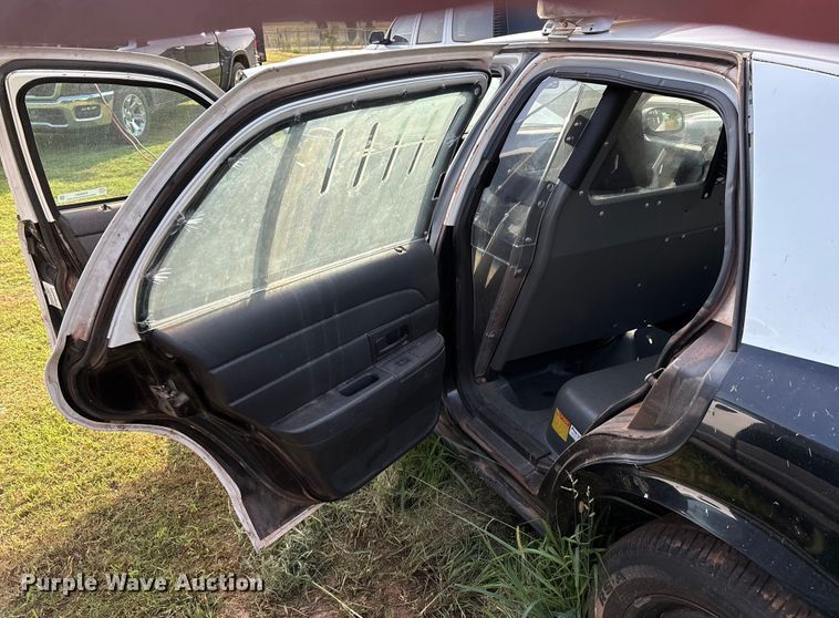 image for item EM0661 2010 Ford Crown Victoria Police Interceptor 