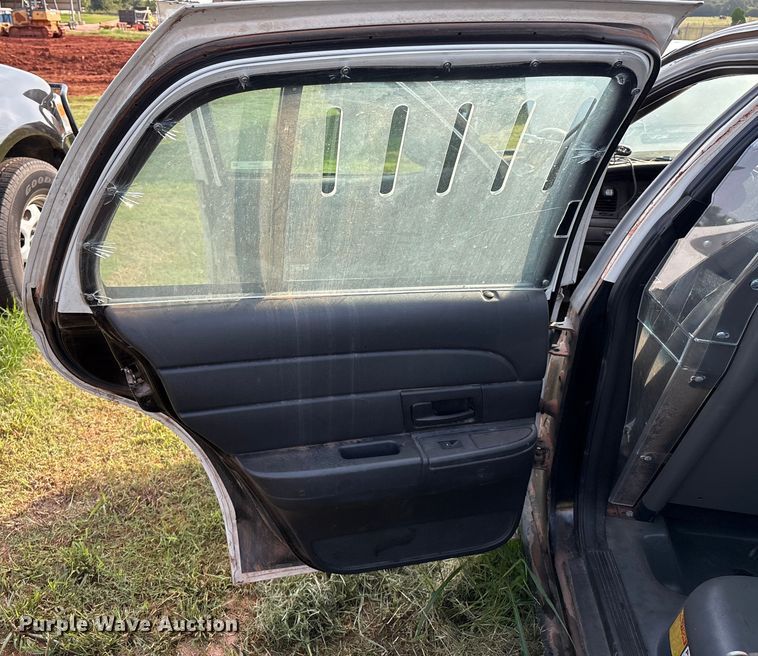 image for item EM0661 2010 Ford Crown Victoria Police Interceptor 