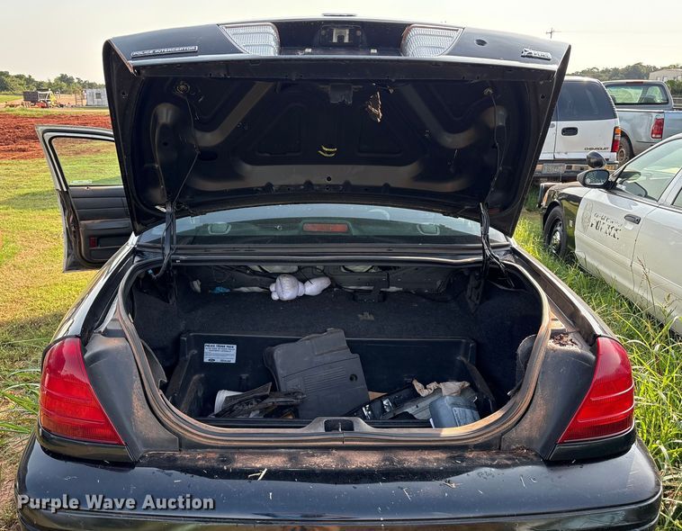 image for item EM0661 2010 Ford Crown Victoria Police Interceptor 