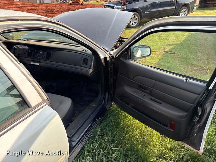 image for item EM0661 2010 Ford Crown Victoria Police Interceptor 