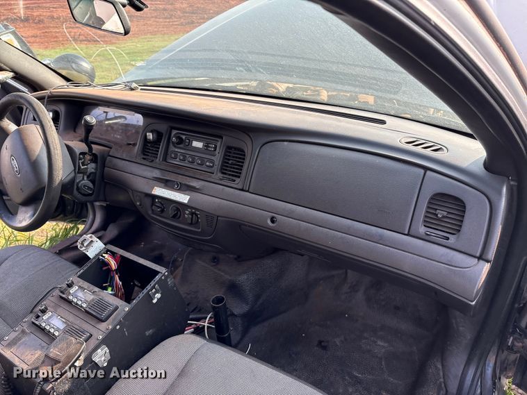 image for item EM0661 2010 Ford Crown Victoria Police Interceptor 