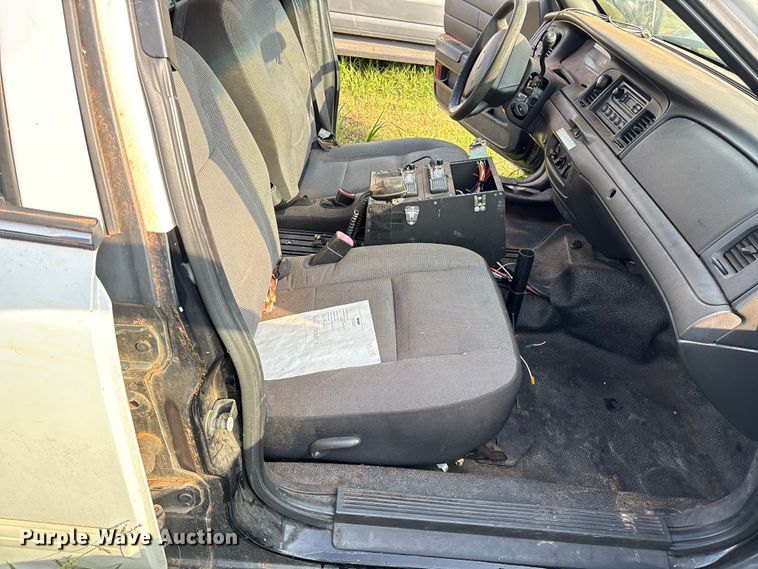 image for item EM0661 2010 Ford Crown Victoria Police Interceptor 