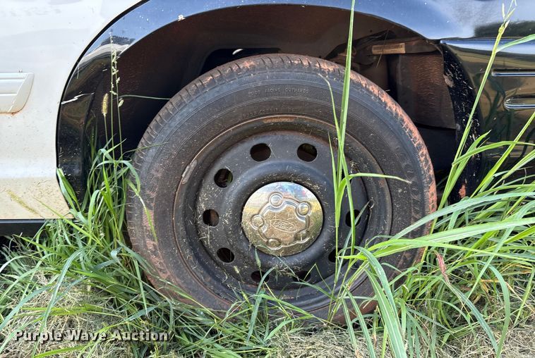 image for item EM0661 2010 Ford Crown Victoria Police Interceptor 