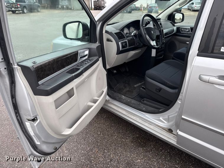 image for item EM8163 2010 Dodge Grand Caravan SXT van