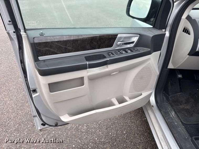 image for item EM8163 2010 Dodge Grand Caravan SXT van